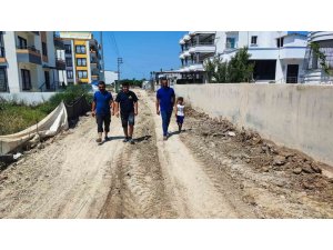 ASKİ YAPMAYINCA, VATANDAŞLAR KANALİZASYON HATTINI KENDİ İMKANLARIYLA DÖŞEDİ