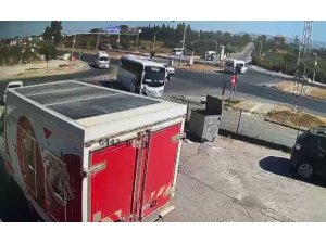 TUR MİDİBÜSÜNÜN KAZA ANI GÜVENLİK KAMERASINDA
