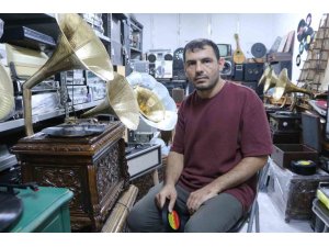 ASIRLIK GRAMOFONLARI HAYATA DÖNDÜREREK TARİHİN SESİNİ YAŞATIYOR