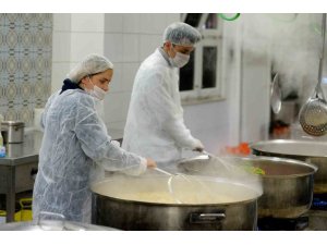 MURATPAŞA’DA İHTİYAÇ SAHİPLERİNE HER GÜN SICAK YEMEK
