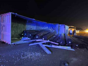 DÖRTYOL’DA DEMİR YÜKLÜ TIR DEVRİLDİ