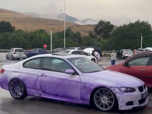 YOLDAN GEÇEN ARAÇLAR MORA BOYANDI