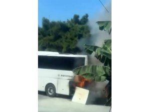 ALANYA’DA PARK HALİNDEKİ TUR OTOBÜSÜNÜN MOTOR BÖLÜMÜ ALEV ALDI