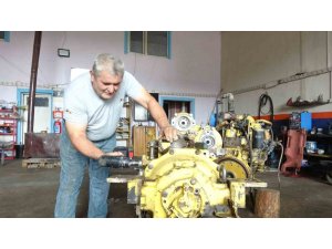 ISPARTA’DA 10 YAŞINDA ŞANTİYELERDEKİ İŞ MAKİNELERİNİN YANINDA BAŞLADIĞI MESLEĞİNİ YARIM ASIRDIR SÜRDÜRÜYOR