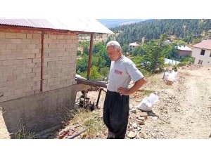 KOZAN’DA AÇIKTA BIRAKILAN SU BORUSU VATANDAŞI MAĞDUR EDİYOR