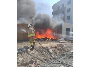 ANTAKYA’DA İNŞAAT MALZEMELERİ VE KULÜBE ALEVLERE TESLİM OLDU