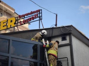 İSKENDERUN’DA DÖNERCİDE ÇIKAN YANGIN BÜYÜMEDEN KONTROL ALTINA ALINDI