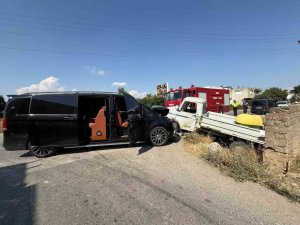 SERİK’TE VIP MİNİBÜS İLE KAMYONET ÇARPIŞTI: 1 YARALI