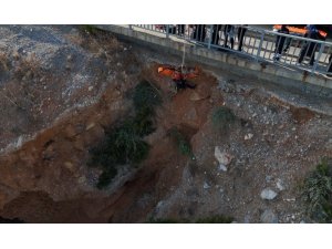 DENİZ KEYFİ HASTANEDE SON BULDU, KAYALIK ALANDA MAHSUR KALAN VATANDAŞ 2 SAATTE KURTARILDI