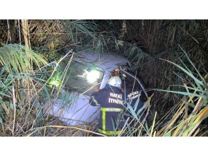 KIRIKHAN’DA OTOMOBİL SULAMA KANALINA UÇTU