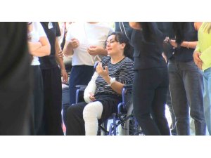 KATLEDİLEN BABA VE OĞLU DEFNEDİLDİ: ANNE CENAZEYE TEKERLEKLİ SANDALYEYLE KATILDI