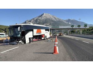 YOLCU OTOBÜSÜ BARİYERE ÇARPTI: 5 YARALI
