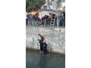 KANALA DÜŞEN GENCİ ARKADAŞI YAKALADI, İTFAİYE KURTARDI