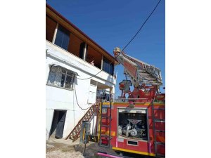 DEFNE’DE ÇATI YANGINI BİNAYA SIÇRAMADAN SÖNDÜRÜLDÜ