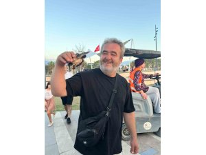 ÇOCUKLARIN ’KAHRAMAN AĞABEYİ’ BOĞAZINA ÇUVAL DOLAŞAN KAPLUMBAĞAYI ÖLÜMDEN KURTARDI
