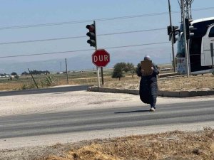 TRAFİK IŞIKLARINDAKİ DİLENCİLER, ZABITAYLA KARŞILAŞINCA ARKALARINA BAKMADAN KAÇTILAR