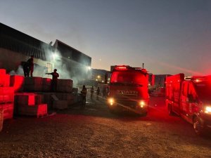 KIRIKHAN’DA İNŞAAT MALZEMELERİ SATAN İŞ YERİNDE YANGIN ÇIKTI