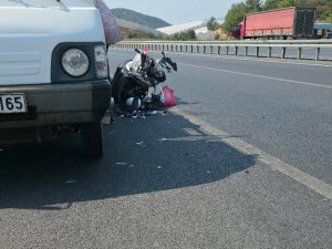PARK HALİNDEKİ KAMYONETE ÇARPAN MOTOSİKLET SÜRÜCÜSÜ YARALANDI