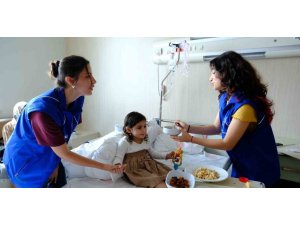 GÖNÜLLÜ GENÇLER, HASTALARIN GÖNÜLLERİNE DOKUNDU