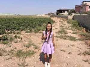 ’BİR ÇOCUK BENİM GİBİ HIZLI KOŞMAK İSTER’ DİYEN 11 YAŞINDAKİ SÜREYYA, ASFALT VE TOPRAK YOLLARDA ANTRENMAN YAPIYOR