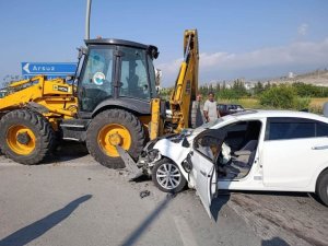 ARSUZ’DA KEPÇEYLE ÇARPIŞAN OTOMOBİL HURDAYA DÖNDÜ: 2 YARALI