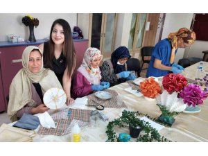 AKDENİZ’DE KADINLAR KİNTSUGİ SANATIYLA KIRILAN PARÇALARI YENİDEN BİRLEŞTİRDİ
