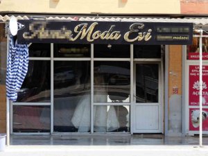 BOŞANMAK İSTEYEN EŞİNİN GELİNLİKÇİ DÜKKANINI BENZİN DÖKEREK ATEŞE VERDİ