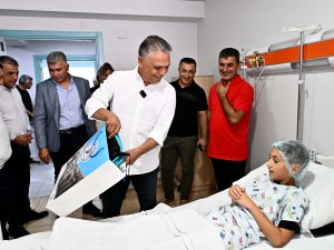 BAŞKAN UYSAL'DAN SÜNNET OLAN ÇOCUKLARA ZİYARET