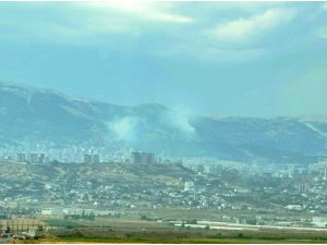 KAHRAMANMARAŞ’TA AHIR DAĞI’NA YILDIRIM DÜŞMESİ SONUCU ORMAN YANGINI ÇIKTI