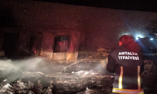 BALIKÇI BARINAĞI'NDA YANGIN: 20'DEN FAZLA TEKNE YANDI