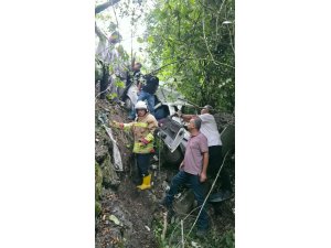 YAYLA YOLUNDA UÇURUMDAN UÇAN OTOMOBİL HURDAYA DÖNDÜ: 2 YARALI
