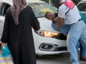 MOTOKURYE, OTOMOBİL SÜRÜCÜSÜNÜ DEFALARCA YUMRUKLADI
