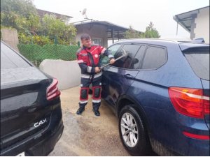 BELEN’DE ARAÇTA MAHSUR KALAN BEBEK KURTARILDI