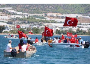 BOZYAZI’DA AMATÖR BALIKÇILARDAN 30 AĞUSTOS’A DENİZDE ANLAMLI KUTLAMA