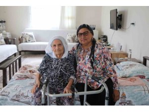 98 YAŞINDAKİ ŞEMSİ TEYZENİN EVİNİN YOLUNA PARKE TAŞI DÖŞENDİ