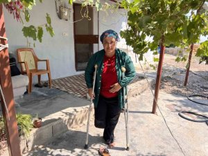 EKMEK PARASINI KAZANDIĞI ESNADA BACAĞINI ÇIRÇIR MAKİNESİNE KAPTIRAN EMİNE, SÜRÜNEREK GEÇİRDİĞİ YILLARINA SON VERMEK İSTİYOR