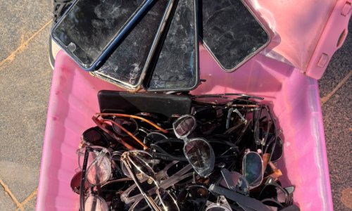 DENİZE DÜŞÜRÜLEN TELEFON VE GÖZLÜKLERİ  ÇIKARIP SAHİPLERİNE ULAŞTIRIYOR