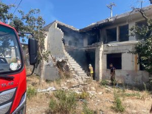 ANTAKYA’DA METRUK BİNA YANGINI KONTROL ALTINA ALINDI