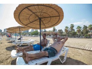 MERSİN’DE EMEKLİLER DENİZ VE GÜNEŞİN TADINI ÇIKARDI