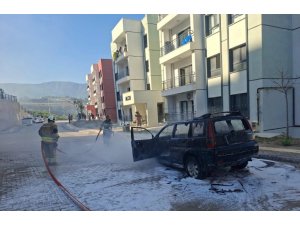 HATAY’DA PARK HALİNDEKİ OTOMOBİL ALEVLERE TESLİM OLDU