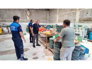 MERSİN’DE SAĞLIKSIZ ŞARTLARDA ÜRETİLEN TONLARCA TURŞUYA EL KONULDU