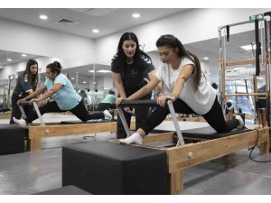 MERSİN’DE KADINLAR ÜCRETSİZ PİLATES KURSUNDA HEM SPOR YAPIYOR HEM SOSYALLEŞİYOR