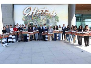HATAY’IN BAŞARILI GENÇLERİ ÖDÜLLERİNİ BAŞKAN ÖNTÜRK’TEN ALDI