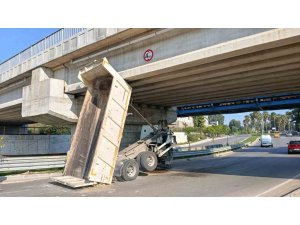 ASKİ KAMYONUNUN DAMPERİ KÖPRÜDE TAKILI KALDI