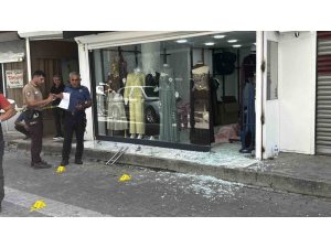 ADANA’DA İŞ YERİNE SİLAHLI SALDIRI: CAMA 9 KURŞUN İSABET ETTİ