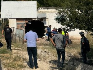KONTROLDEN ÇIKAN OTOMOBİL YOL KENARINDA BULUNAN DEPOYA GİRDİ