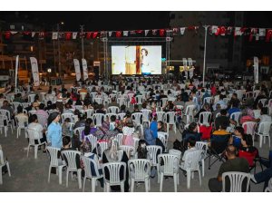 TARSUS’TA AÇIK HAVA SİNEMASI NOSTALJİSİ: MAHALLE SAKİNLERİ BEYAZ PERDEDE BULUŞTU