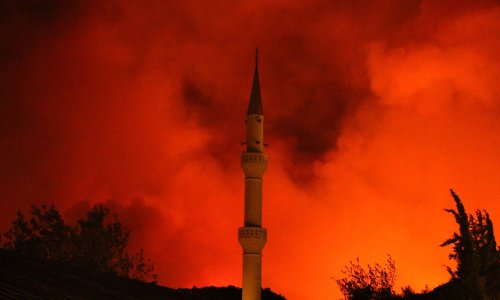 ANTALYA'DAKİ YANGINDA KARA EKİPLERİNİN CANSİPARANE MÜCADELESİ SÜRÜYOR