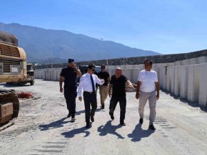 ARSUZ’DA BALIKÇI BARINAĞINDA YENİLEME ÇALIŞMALARI SÜRÜYOR