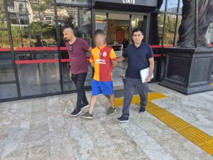 KADIN TURİSTİ BIÇAKLA YARALAMA VE CİNSEL İSTİSMAR İDDİASIYLA 17 YAŞINDAKİ ÇOCUK TUTUKLANDI
